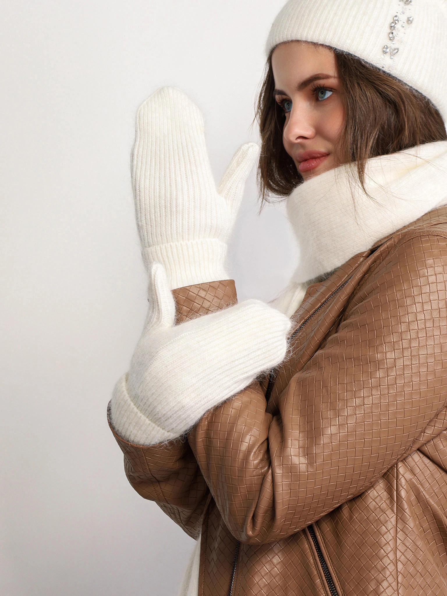 Варежки вязаные из ангоры и акрила 